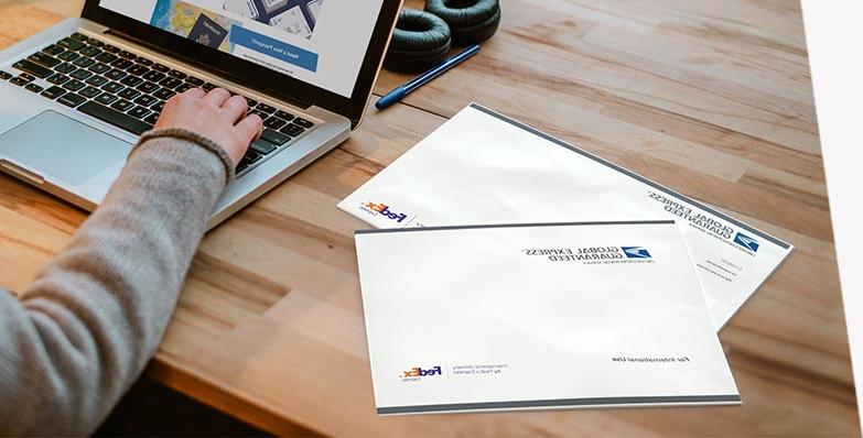 两个GXG®信封放在桌子上准备发送.