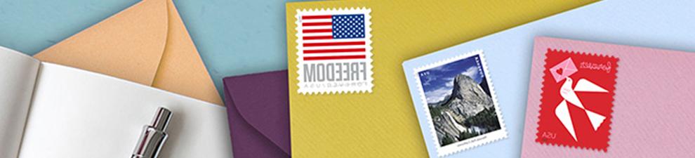 各种各样的彩色信封，上面有“爱”、“瀑布”和“你”.S. 旗一级邮件永久邮票.